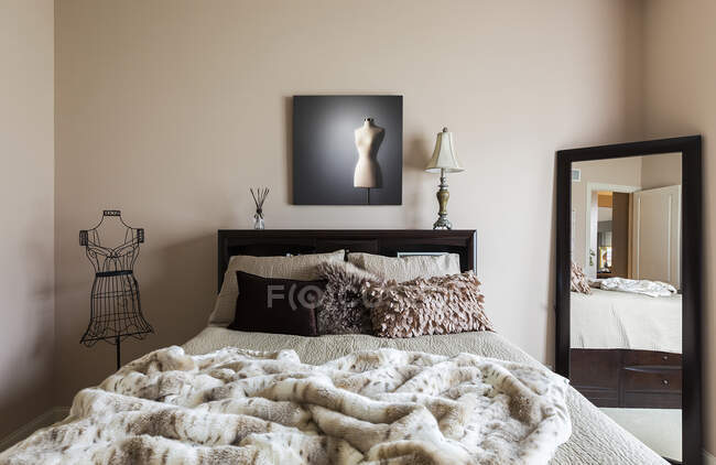 Forma de espelho, cama e vestido no quarto moderno — Fotografia de Stock