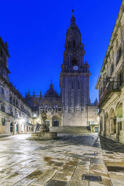 Eglise ornée et tour avec fontaine, Saint Jacques de Compostelle, A Coruna, Espagne, Europe — Photo de stock