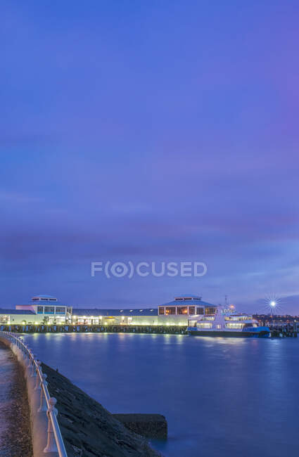 Porto e barca accesi al crepuscolo, Devonport, Nuova Zelanda — Foto stock