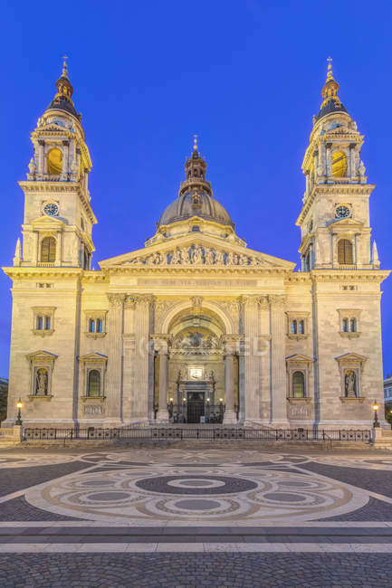 Saint stephens basilika beleuchtet in der Abenddämmerung, budapest, ungarisch — Stockfoto