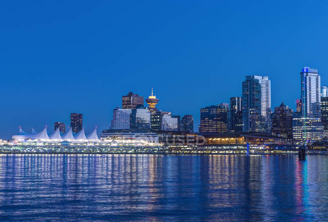 Linha do horizonte à beira-mar iluminada à noite, Vancouver, British Columbia, Canadá — Fotografia de Stock