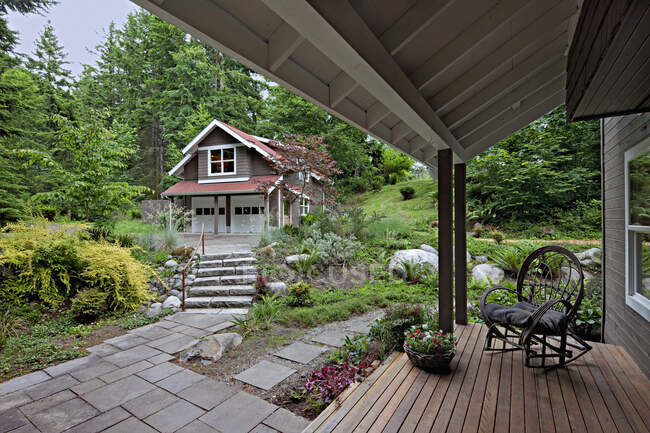 Schaukelstuhl auf Veranda mit Blick auf Garten — Stockfoto