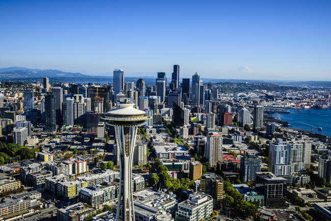 Vista aérea de Space Needle en el paisaje urbano de Seattle, Washington, Estados Unidos - foto de stock