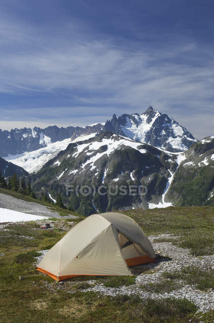 Tienda de campaña en el camping en el paisaje remoto en Cascadas del Norte, Washington, EE.UU. - foto de stock