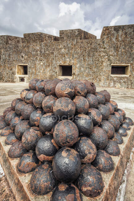 Empilage de boulets de canon sur le toit d'un château, Castillo San Cristobal, San Juan, Porto Rico — Photo de stock