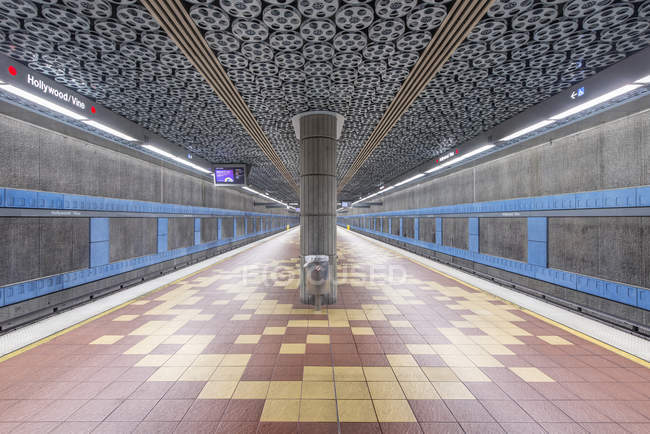Carretéis de filme no teto na estação de metrô, Los Angeles, Califórnia, Estados Unidos — Fotografia de Stock