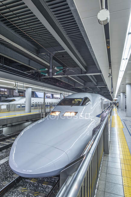 Treno proiettile ad alta velocità fermato in stazione, Tokyo, Giappone — Foto stock