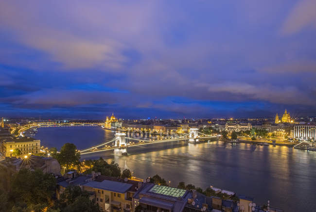 Vista aérea del Puente de la Cadena iluminado por la noche, Budapest, Hungría - foto de stock