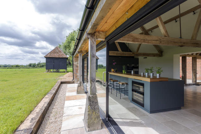Кухня под открытым небом и задний двор в современном доме — стоковое фото