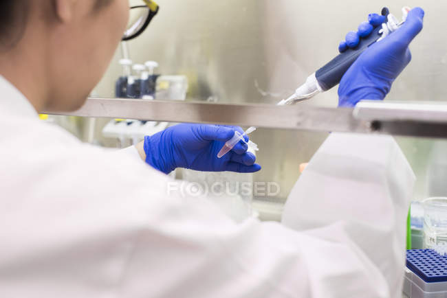 Nahaufnahme einer Wissenschaftlerin mit Pipette im Labor — Stockfoto