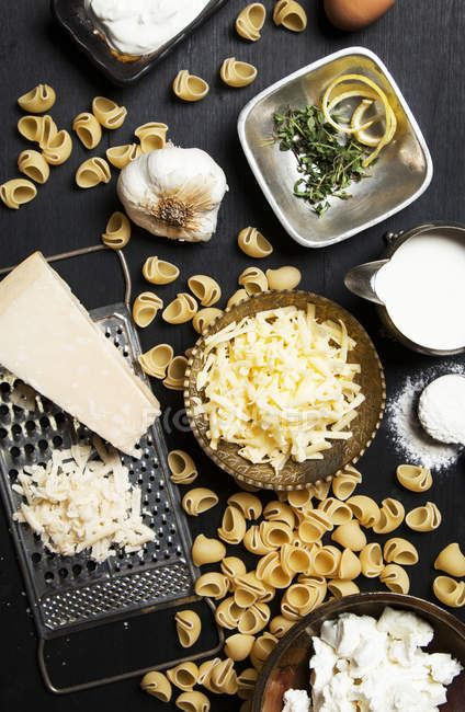 Vue grand angle des ingrédients du fromage et des pâtes sur la table — Photo de stock