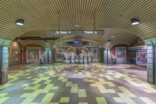 Tornelli e cartelli nella stazione della metropolitana, Los Angeles, California, USA — Foto stock