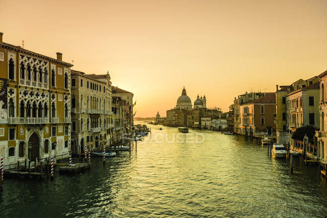 Edifici lungo il canale d'acqua a Venezia — Foto stock