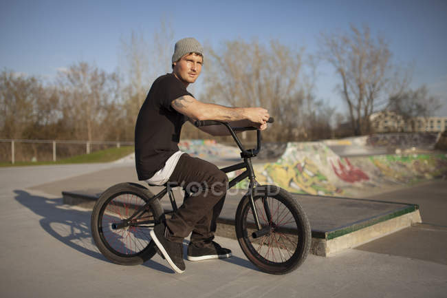 Uomo caucasico in bicicletta BMX allo skate park — Foto stock