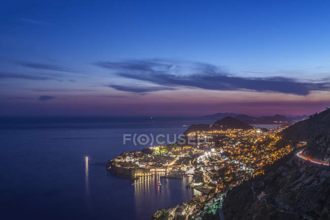 Vista aérea de la ciudad costera iluminada por la noche, Dubrovnik, Dubrovnik-Neretva, Croacia — Stock Photo