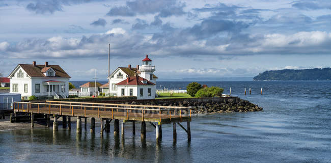 Muelle y edificios en la costa escénica, Mukilteo, Washington, EE.UU. - foto de stock