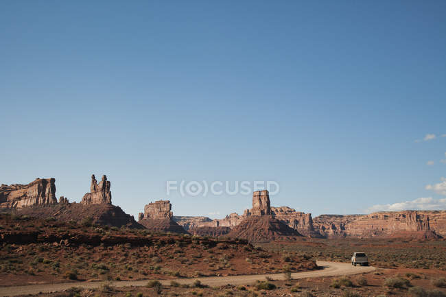 Formações rochosas ao longo da estrada, Valley of the Gods, Utah, Estados Unidos — Fotografia de Stock