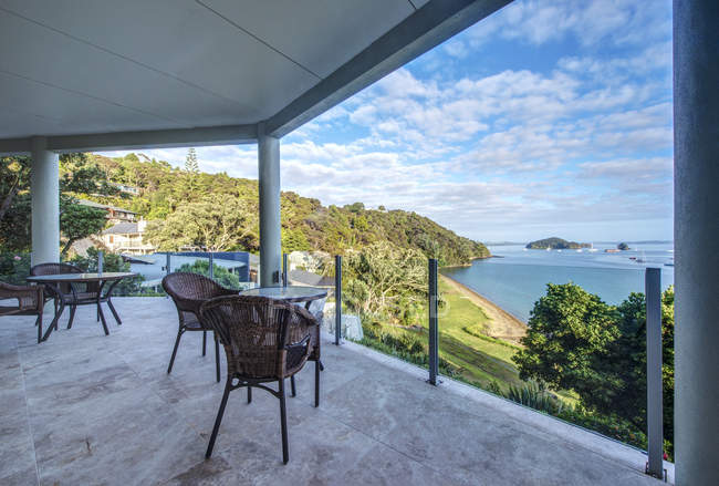 Tavolo e sedie sul balcone con vista sulla Baia delle Isole, Paihia, Nuova Zelanda — Foto stock