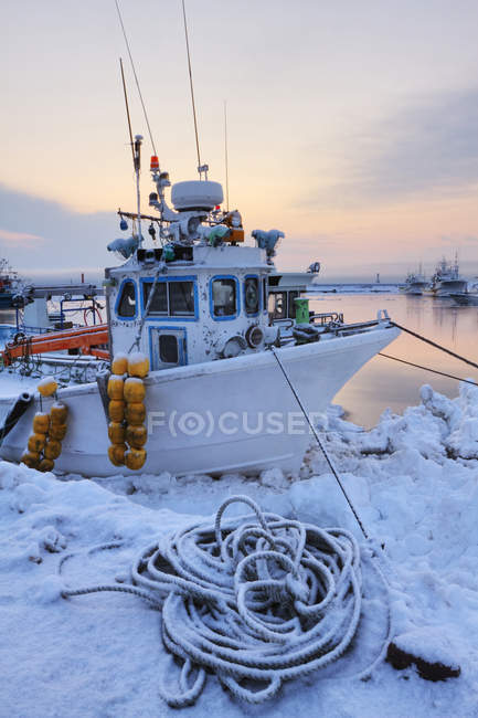 Barca sulla neve a riva di Rausu, Giappone, Asia — Foto stock