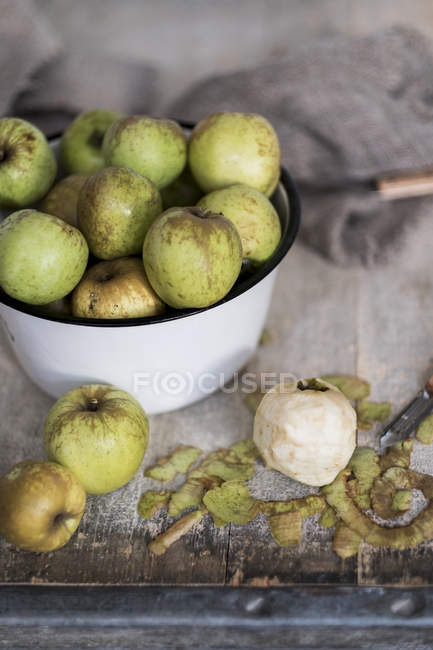 Nahaufnahme einer weißen Schüssel mit grünen Äpfeln. — Stockfoto