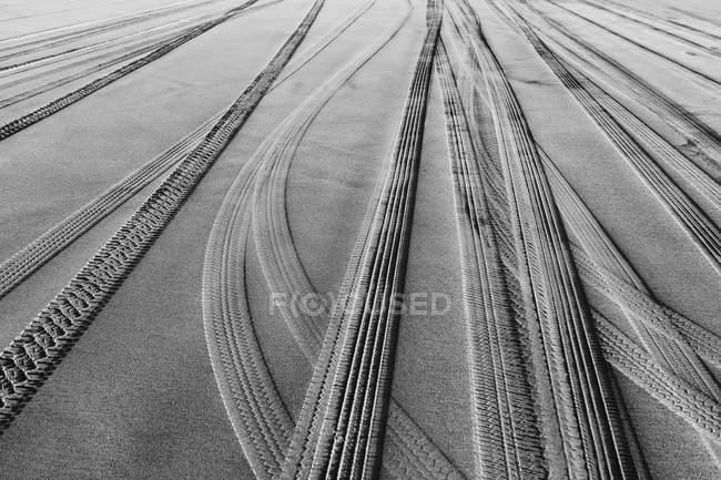Traces de pneus sur la surface molle de sable sur la plage . — Photo de stock