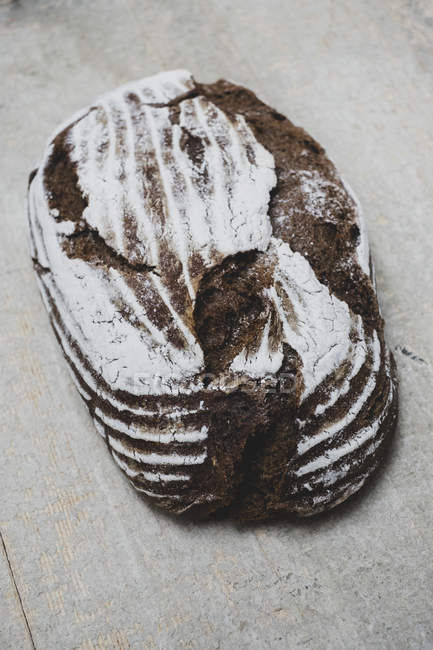 Крупный план свежеиспеченного буханки коричневого хлеба . — стоковое фото