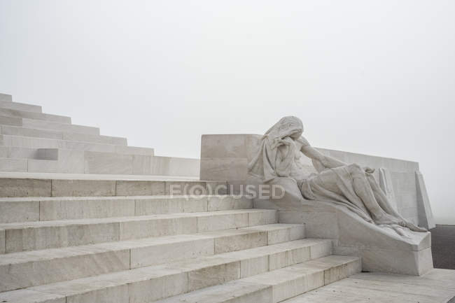 Estatua y escalera en el Memorial Canadiense de la Primera Guerra Mundial, Vimy Ridge National Historic Site of Canada, Pas-de-Calais, Francia . - foto de stock