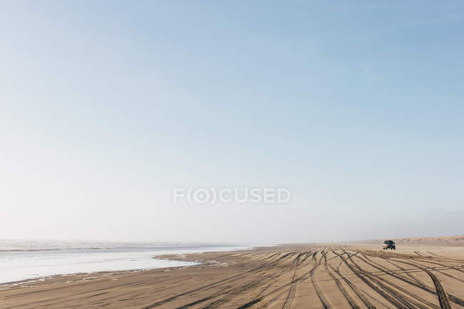 Следы шин на мягкой поверхности песка на пляже . — стоковое фото
