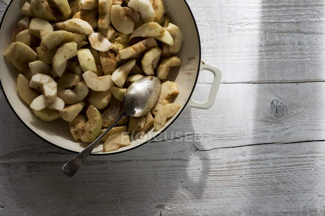 Close-up de assadeira redonda com fatias de maçã e amoras . — Fotografia de Stock