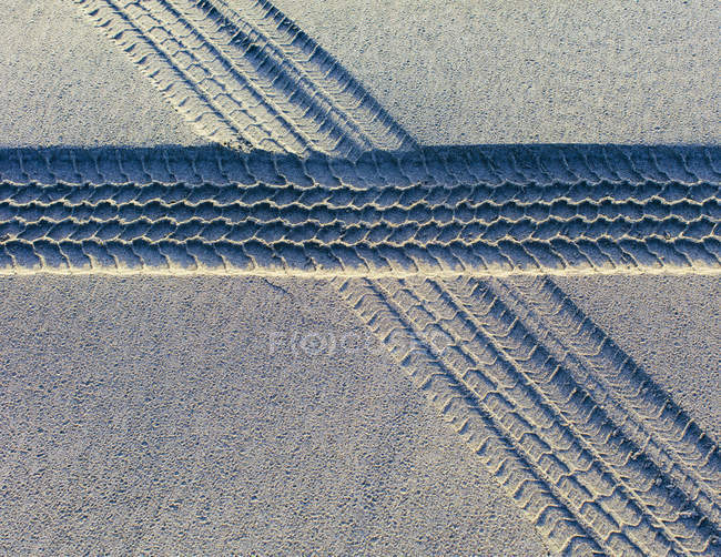 Tire tracks on soft surface of sand on beach. — Stock Photo