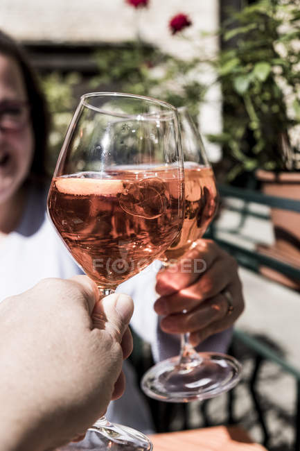 Жінка сидить за столом і готує з винними келихами алкогольного напою з чоловіком . — стокове фото