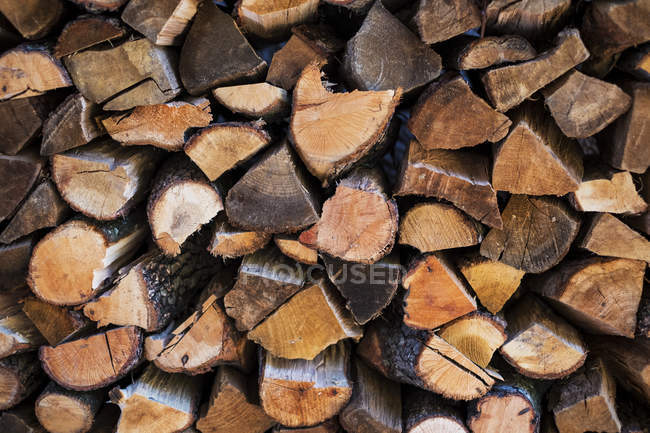 Cadre complet de bûches de bois empilées rustiques . — Photo de stock