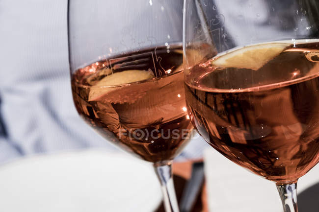 Close-up de dois copos de vinho com bebida alcoólica . — Fotografia de Stock