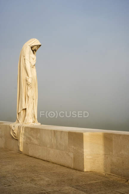 Статуя Матери Канады у Мемориала Первой мировой войны в Канаде, Национальный исторический памятник Вими Ридж, Па-де-Кале, Франция . — стоковое фото