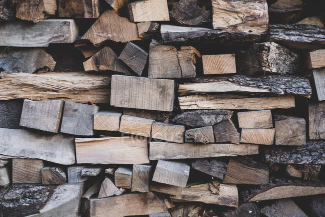 Primo piano di pila di tronchi di legno, cornice completa . — Foto stock