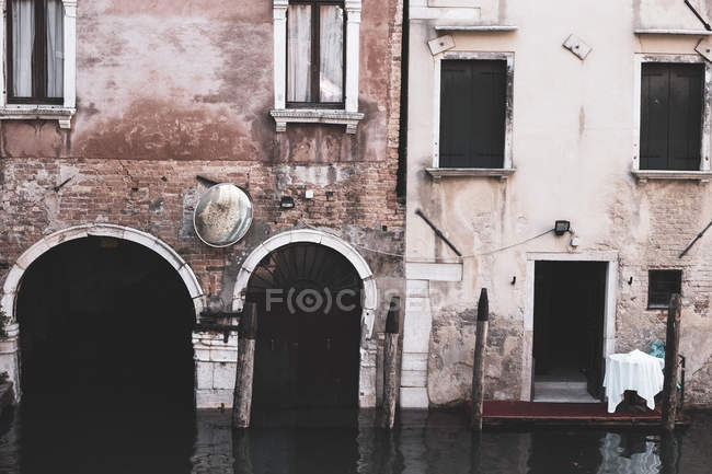 Veduta esterna di edifici trascurati sul Canale Grande di Venezia, Veneto, Italia . — Foto stock