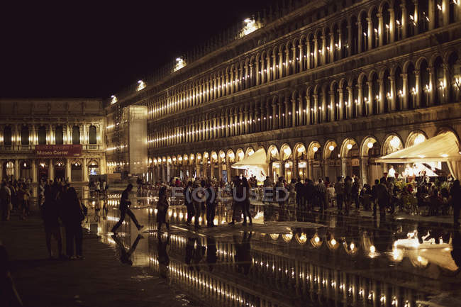 Fachada iluminada de Procuratie Nuove en la Plaza de San Marcos en Venecia, Véneto, Italia por la noche . - foto de stock