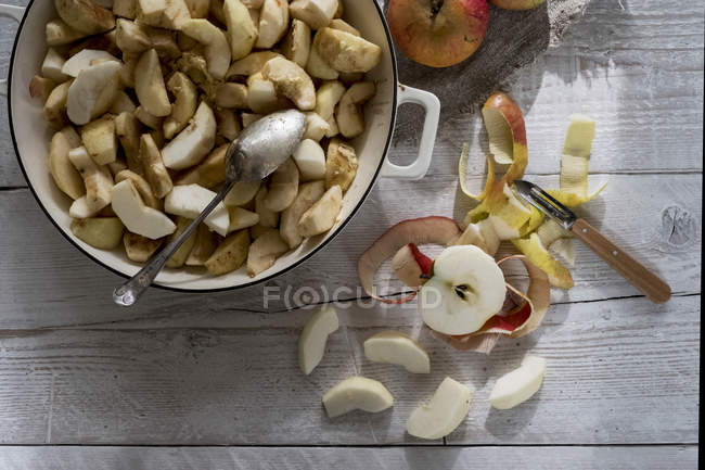 Close-up of round baking tin with apple slices. — Stock Photo