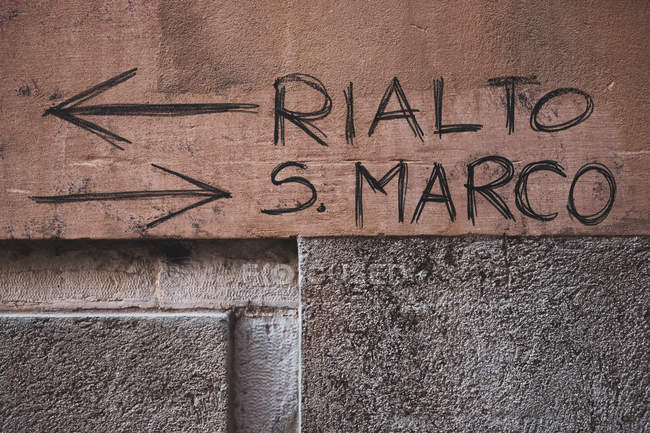 Handwritten directions to Rialto and San Marco on wall in Venice, Veneto, Italy. — Stock Photo