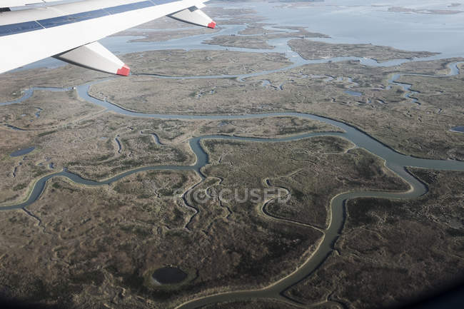 Vue aérienne des canaux d'eau depuis l'avion de passagers . — Photo de stock