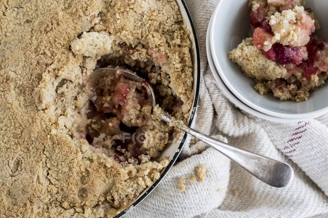 Close-up of freshly baked apple and blueberry crumble. — Stock Photo