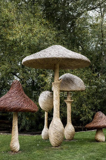 Taburetes altos de madera tallada esculturas de jardín en Oxfordshire, Inglaterra - foto de stock