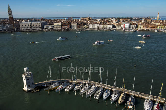 Vista ad alto angolo del Canale Grande a Venezia, Veneto, Italia con gondole ormeggiate sull'acqua — Foto stock