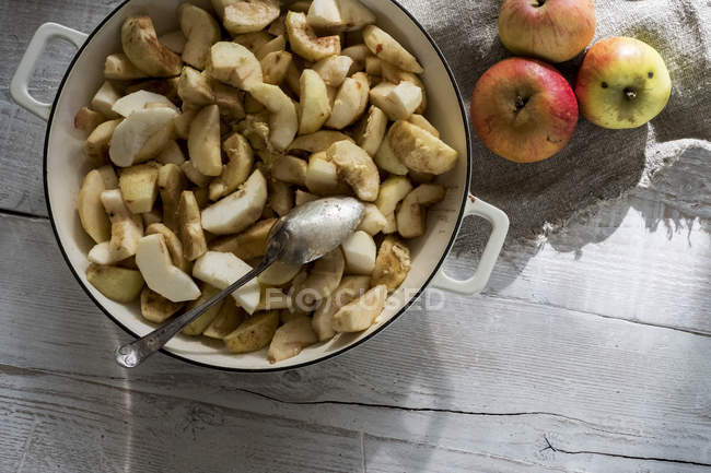 Close-up of round baking tin with apple slices. — Stock Photo