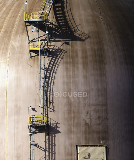 Escada de metal no lado do edifício industrial com sombras, detalhe — Fotografia de Stock