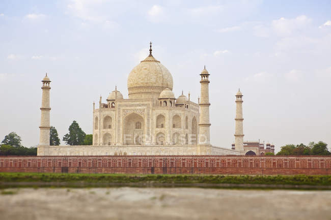 Taj Mahal edificio esterno e bellissimo giardino, Agra, India — Foto stock