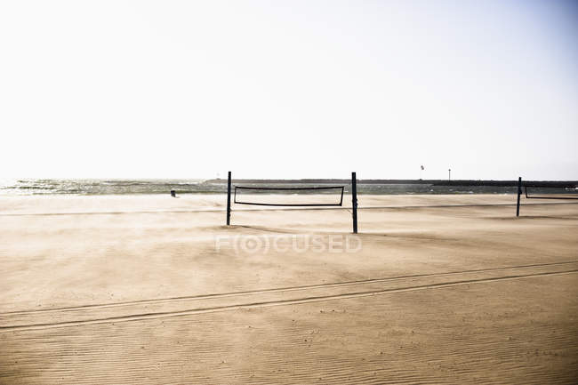 Canchas de voleibol playa a la luz del sol - foto de stock