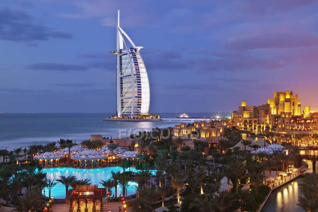 Отель Burj al Arab и курорт Madinat Jumeirah в Дубае, Объединенные Арабские Эмираты — стоковое фото