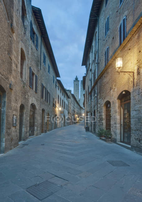 Strada medievale al crepuscolo, San Gimignano, Italia — Foto stock