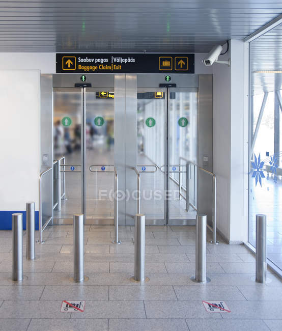 Saída para a reivindicação de bagagem do aeroporto de Tallinn, Tallinn, Estónia, Europa — Fotografia de Stock